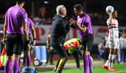 GOL MAL ANULADO? Dorival questiona VAR em lance decisivo contra o Boca