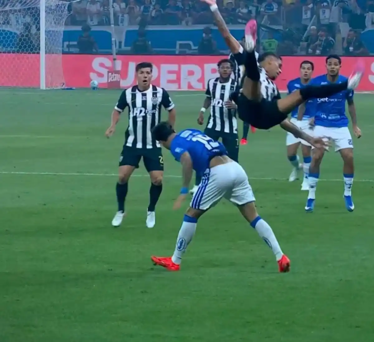 Até 6 jogos de gancho! STJD denuncia Kaio Jorge por jogada perigosa contra Ruan.