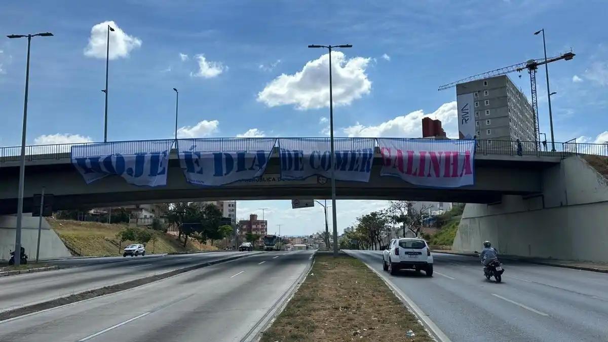 Faixa provocativa no viaduto agita torcida do Cruzeiro antes de clássico decisivo contra o Atlético