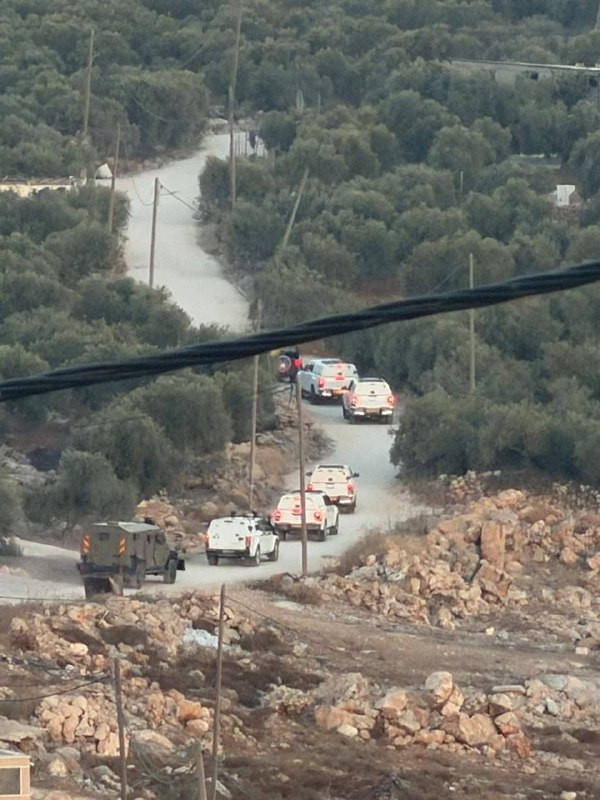 قوة من جيش الاحتلال برفقة آليات الهدم تقتحم المنطقة الغربية لبلدة دير بلوط غرب سلفيت باتجاه التجمع الرعوي بالمنطقة....