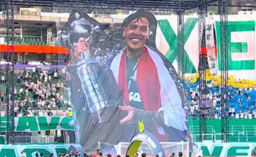 HOMENAGEM! Torcida ergue mosaico exaltando Gustavo Gómez; veja