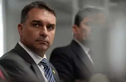 BALDE DE ÁGUA FRIA! Impedimento de Nunes Marques pega campanha de Flávio Bolsonaro de surpresa no STF