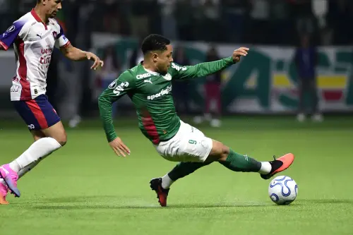 Vitor Roque busca entrosamento no Palmeiras e recebe aprovação de Abel: "Está pronto para brilhar"
