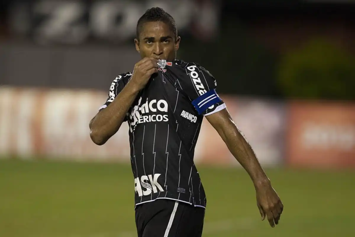 ÍDOLO NO TIMÃO! Atacante é homenageado no CT e inspira Corinthians a brigar por vaga na Libertadores