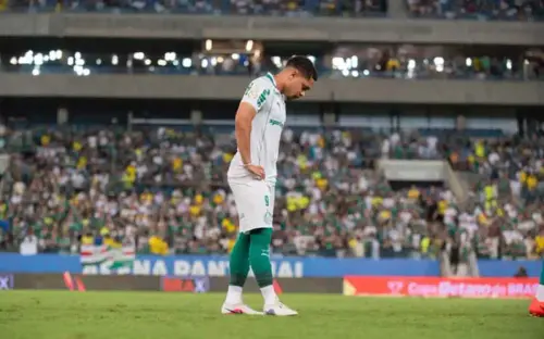 Fica no banco! Brilho de Mauricio e Sosa "barra" titularidade de Vitor Roque no Verdão.