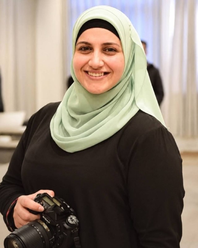 أم لثلاثة أطفال وتحمل الجنسية الأمريكية.. محكمة الاحتلال تمدد اعتقال الصحفية نقاء حامد من قرية بيتين، شمال شرق البيرة حتى تاريخ 23/9/2026....