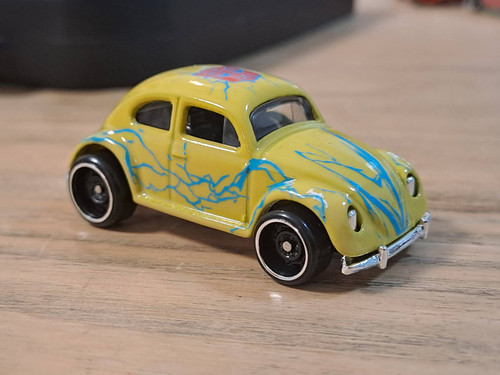Hot Wheels x Transformers Color Shifters Bumblebee In Hand Images 01.jpg