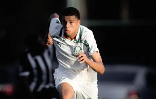 PROMESSA! Atacante do Sub-17 se transforma em lateral e conquista convocação para a Seleção