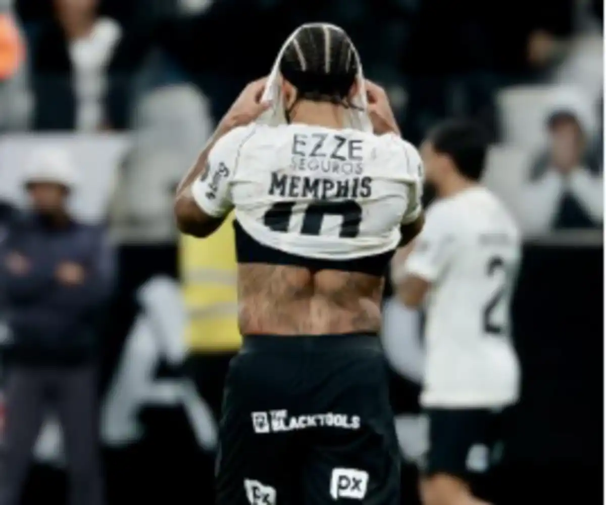 Palmeiras provoca Corinthians com música de Depay após eliminação do rival na Libertadores