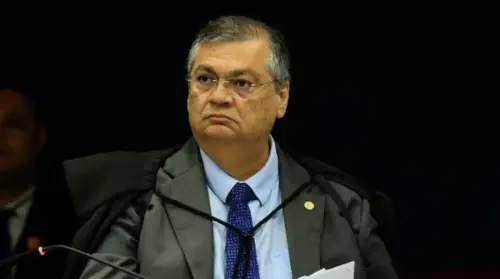 Dino determina que PF investigue conexões do Banco Master com cemitérios privatizados de SP