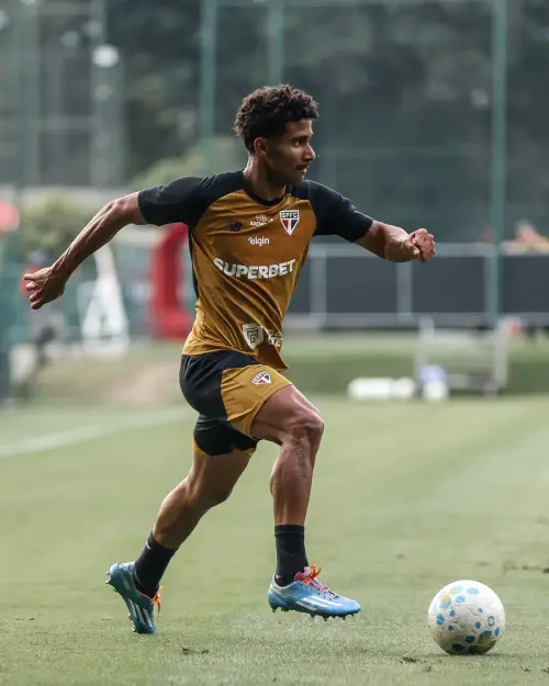 Pedro Lima se junta ao São Paulo em treino decisivo antes de encarar o Internacional no Morumbi