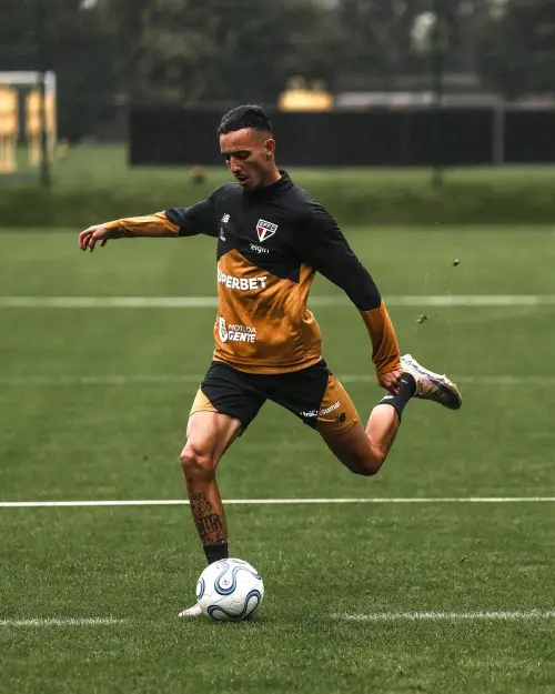 FOCO NA DECISÃO! Dorival recupera Iago e ajusta time no CT antes de decisão na Sul-Americana