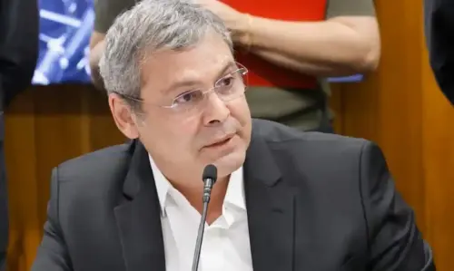 Lindbergh comemora revés de Mendonça e expõe pânico da extrema-direita com celular de Vorcaro