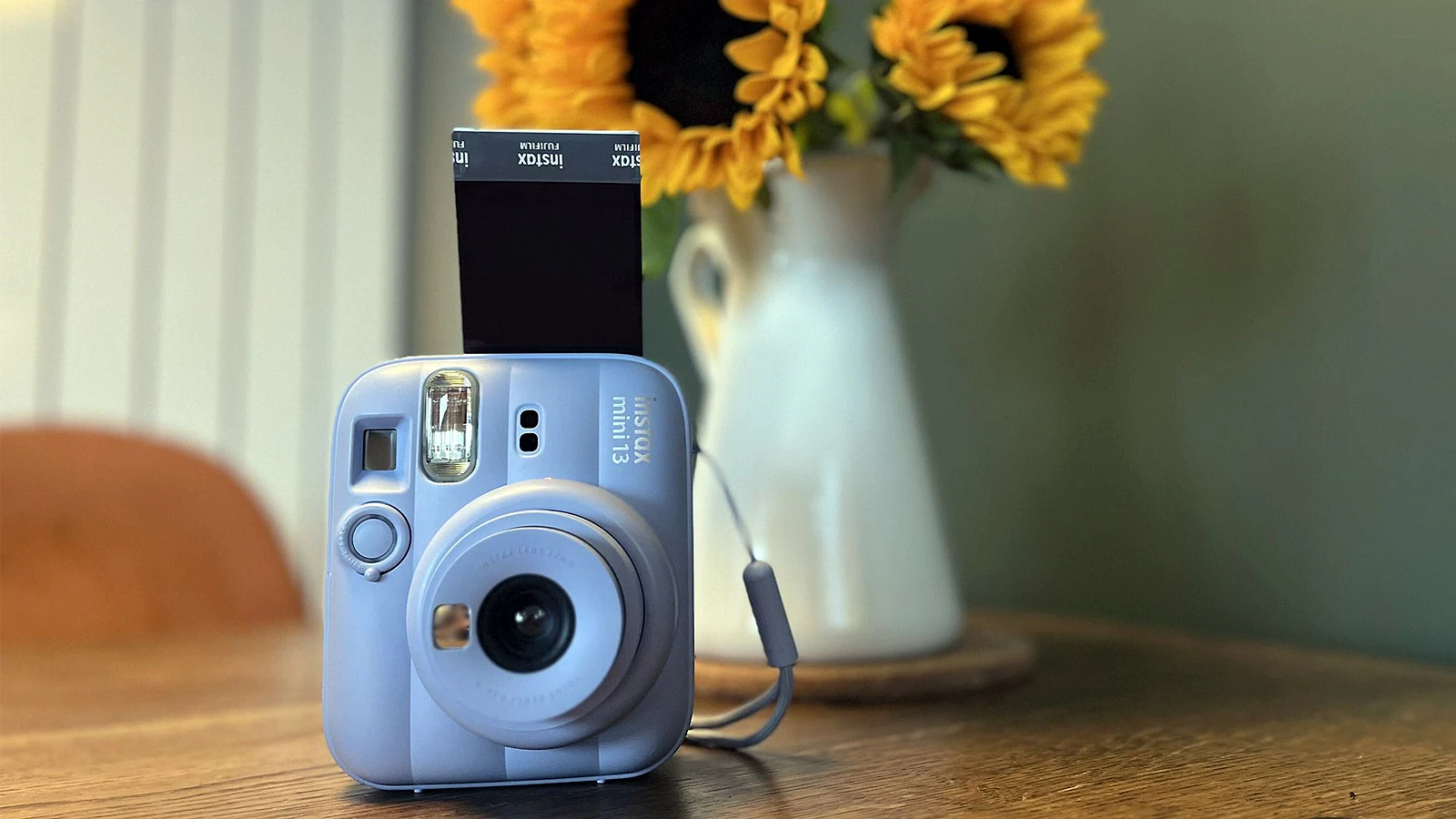 Fujifilm Instax Mini 13: Review Máy Ảnh In Hình Tức Thì Đi Tiệc - Hình 1