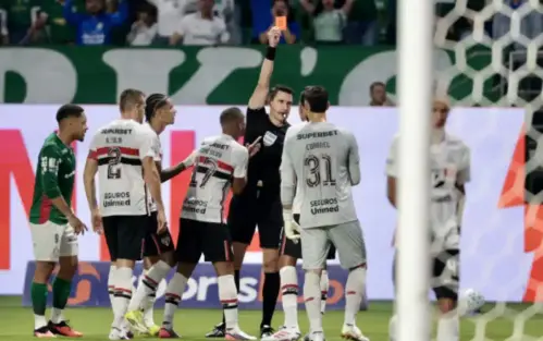 COMO EXPLICAR? São Paulo tem 14 expulsões contra uma do Palmeiras