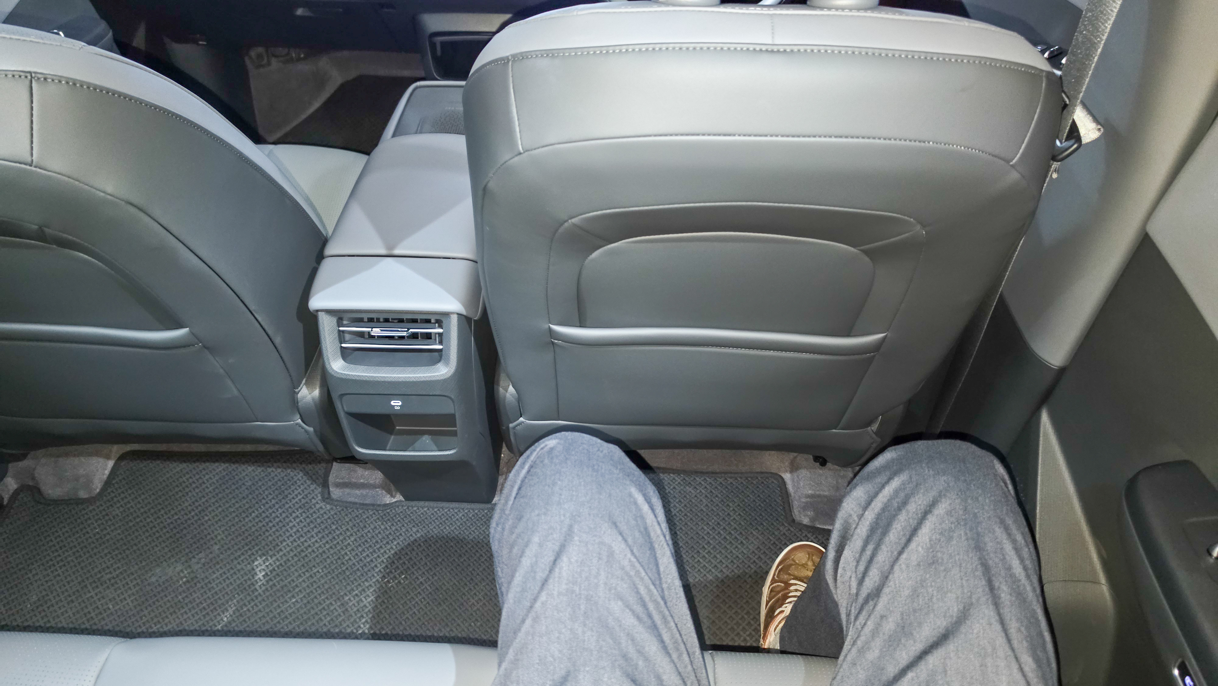 Dongfeng Vigo_Rear Seats Legroom Demo