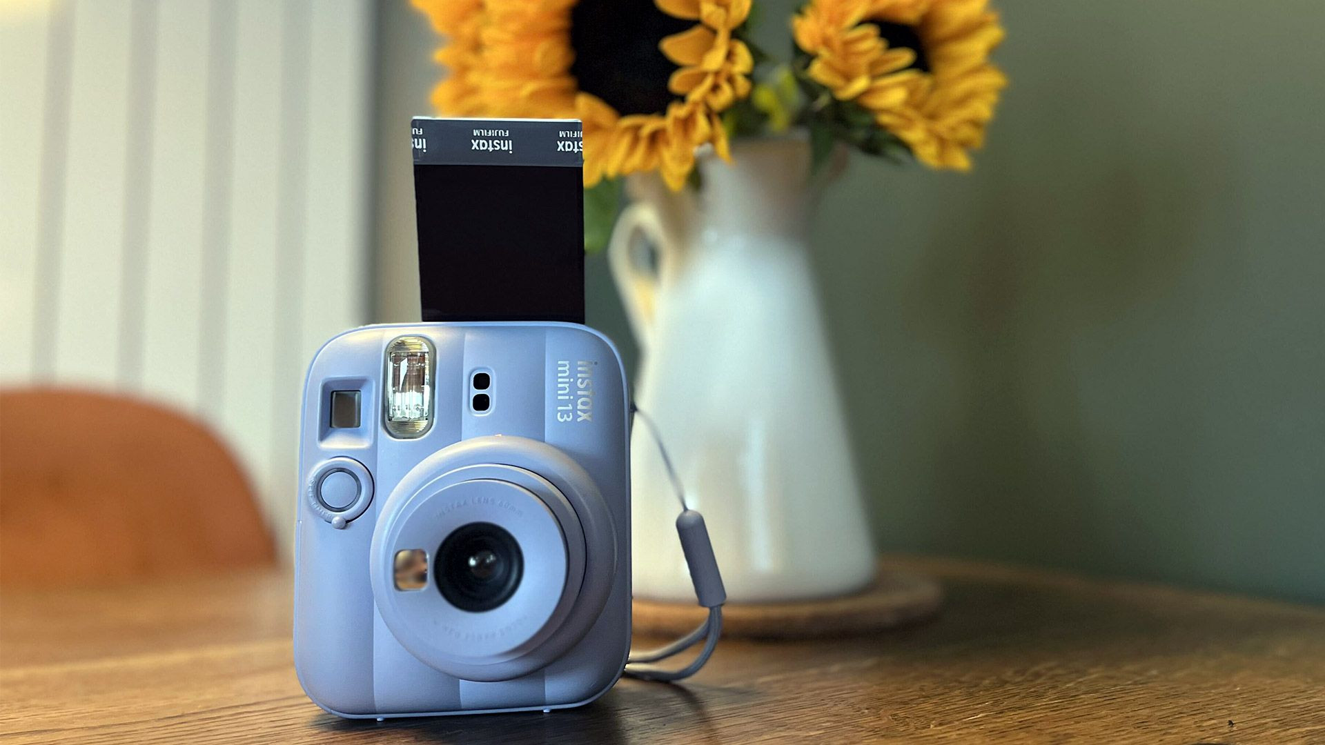 Fujifilm Instax Mini 13: Review Máy Ảnh In Hình Tức Thì Đi Tiệc