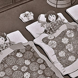 Kimono Mädchen wach in Futons im sepiafarbenen Anime Stil. japanisches Schlafzimmer.