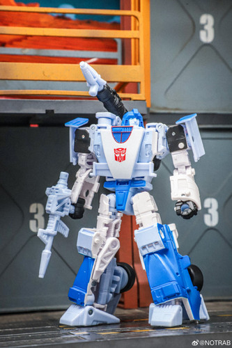 Transformers Age Of The Primes Generations Selects Autobot 3 pack Mirage Ironhide Bluestreak In Hand
