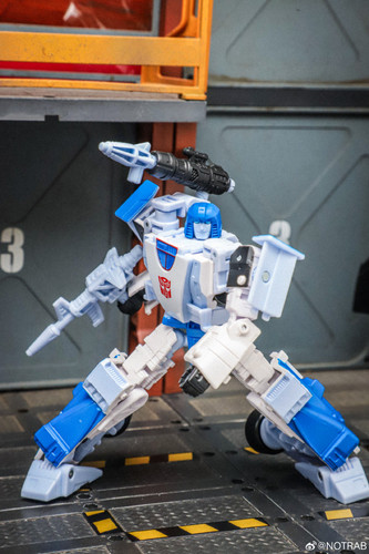 Transformers Age Of The Primes Generations Selects Autobot 3 pack Mirage Ironhide Bluestreak In Hand