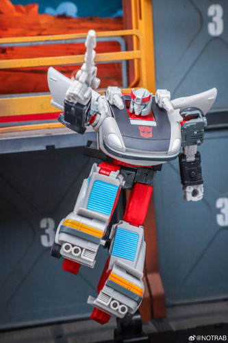 Transformers Age Of The Primes Generations Selects Autobot 3 pack Mirage Ironhide Bluestreak In Hand