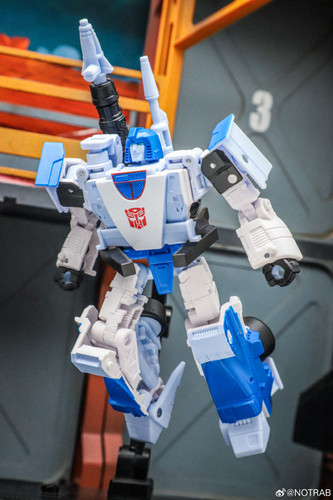 Transformers Age Of The Primes Generations Selects Autobot 3 pack Mirage Ironhide Bluestreak In Hand