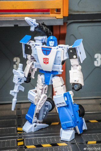 Transformers Age Of The Primes Generations Selects Autobot 3 pack Mirage Ironhide Bluestreak In Hand