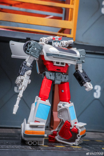 Transformers Age Of The Primes Generations Selects Autobot 3 pack Mirage Ironhide Bluestreak In Hand