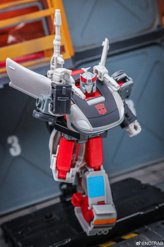 Transformers Age Of The Primes Generations Selects Autobot 3 pack Mirage Ironhide Bluestreak In Hand