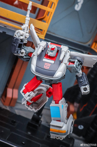 Transformers Age Of The Primes Generations Selects Autobot 3 pack Mirage Ironhide Bluestreak In Hand