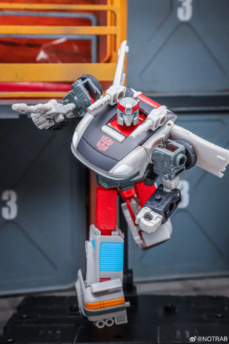 Transformers Age Of The Primes Generations Selects Autobot 3 pack Mirage Ironhide Bluestreak In Hand