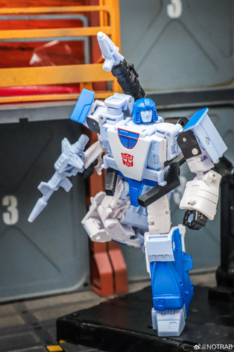 Transformers Age Of The Primes Generations Selects Autobot 3 pack Mirage Ironhide Bluestreak In Hand