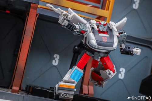 Transformers Age Of The Primes Generations Selects Autobot 3 pack Mirage Ironhide Bluestreak In Hand