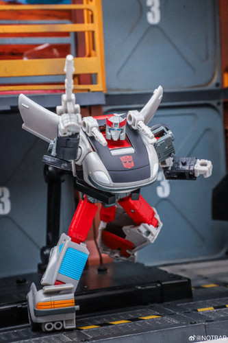 Transformers Age Of The Primes Generations Selects Autobot 3 pack Mirage Ironhide Bluestreak In Hand
