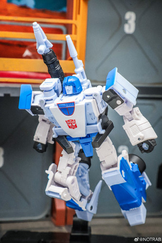 Transformers Age Of The Primes Generations Selects Autobot 3 pack Mirage Ironhide Bluestreak In Hand