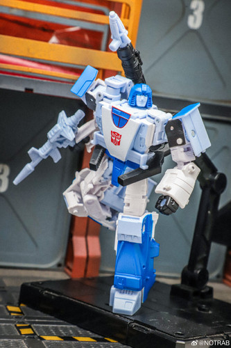 Transformers Age Of The Primes Generations Selects Autobot 3 pack Mirage Ironhide Bluestreak In Hand