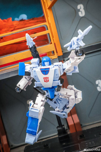 Transformers Age Of The Primes Generations Selects Autobot 3 pack Mirage Ironhide Bluestreak In Hand