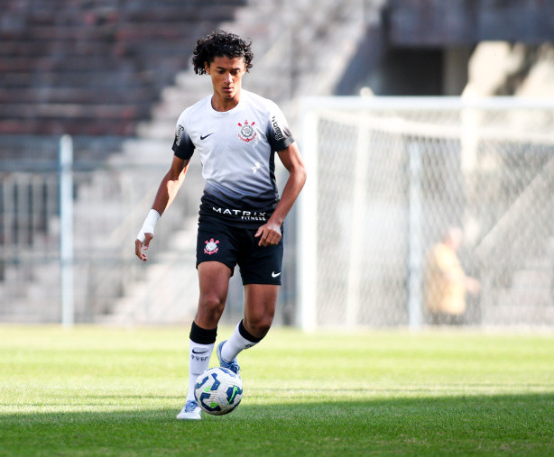 Quem é Iago Machado: Conheça o zagueiro de 17 anos promovido no Corinthians