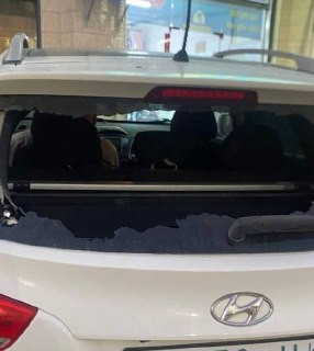 تضررت مركبة فلسطينية إثر اعتداء مستوطنين عليها قرب مدخل قرية دير جرير، شرق رام الله....