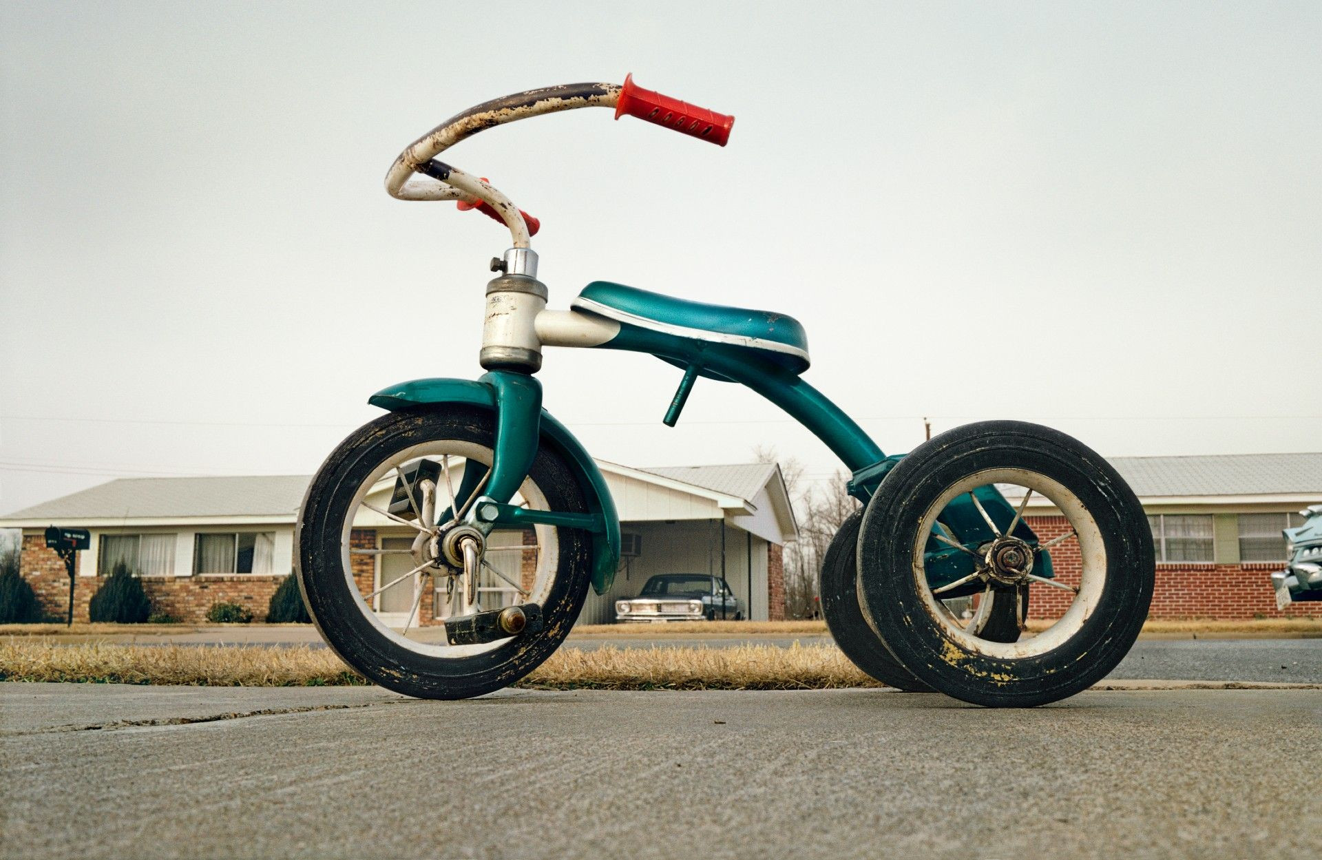 William Eggleston: Góc Nhìn Mới Về Nhiếp Ảnh Màu Đời Thường