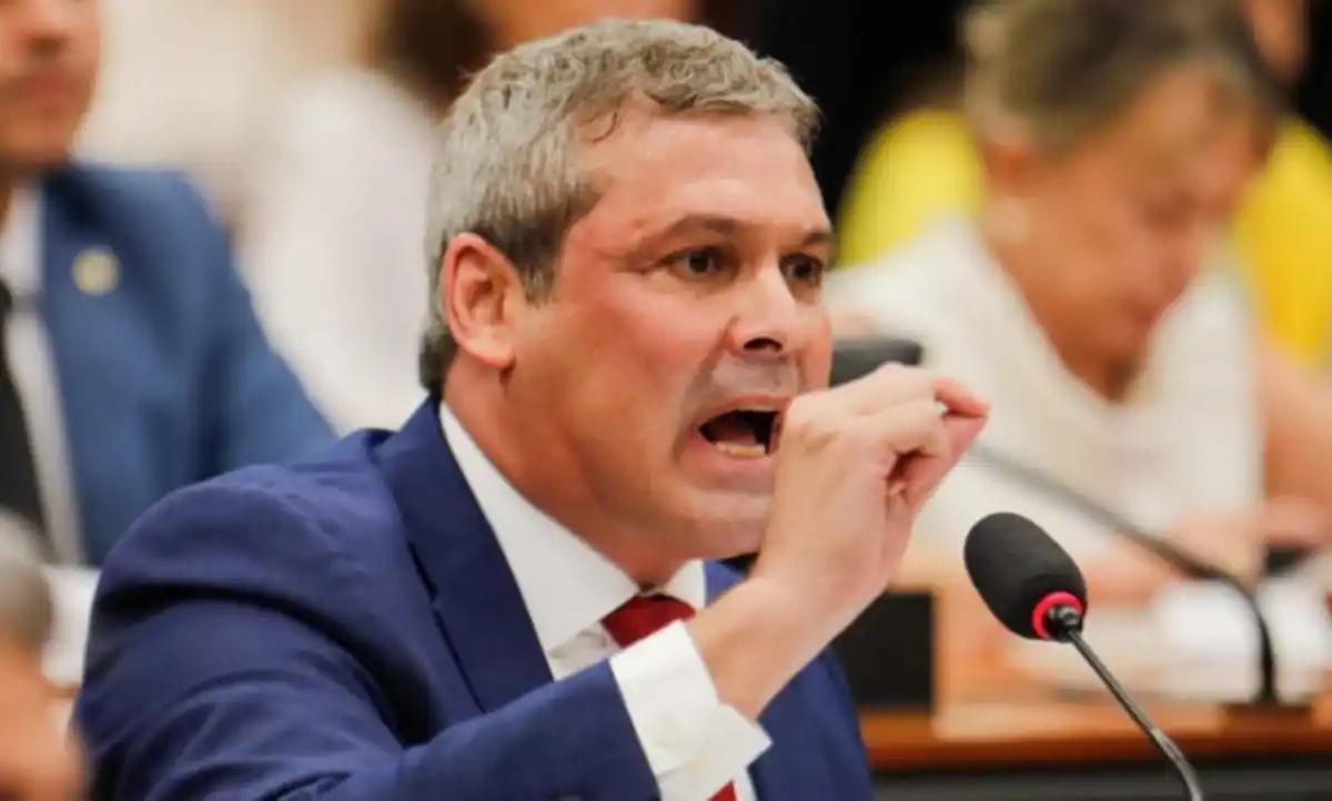 Lindbergh Farias denuncia ingerência dos EUA e alerta que PL pode ter registro cassado