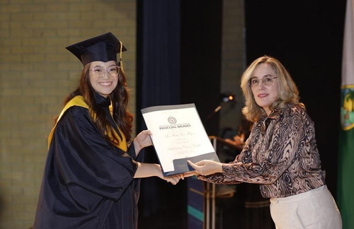 Imagen los sacrificios de su hogar en un titulo academico ppal.jpg