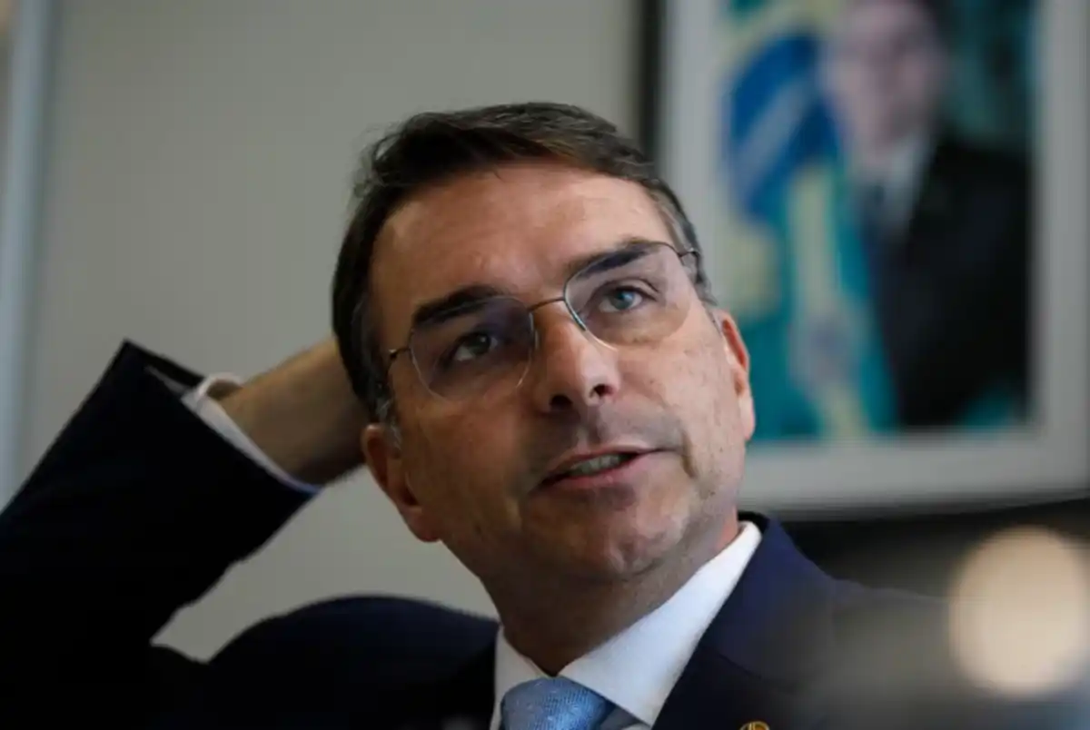 Perfis estrangeiros são pagos para projetar favoritismo de Flávio Bolsonaro com base em apostas