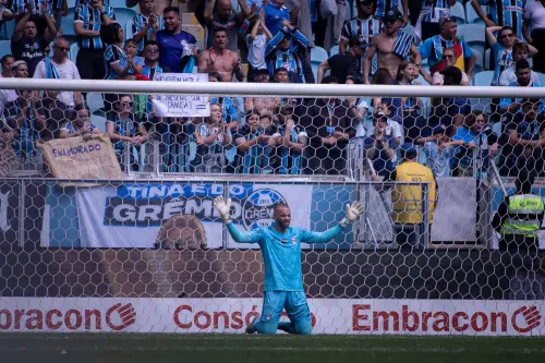 Jogou demais! Weverton brilha com 12 defesas e estabelece novo recorde em empate contra o Palmeiras