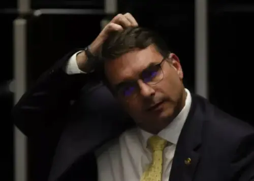 BOMBA! Dados revelam que Flávio Bolsonaro viajou no mesmo jatinho de Vorcaro usado em voos vips