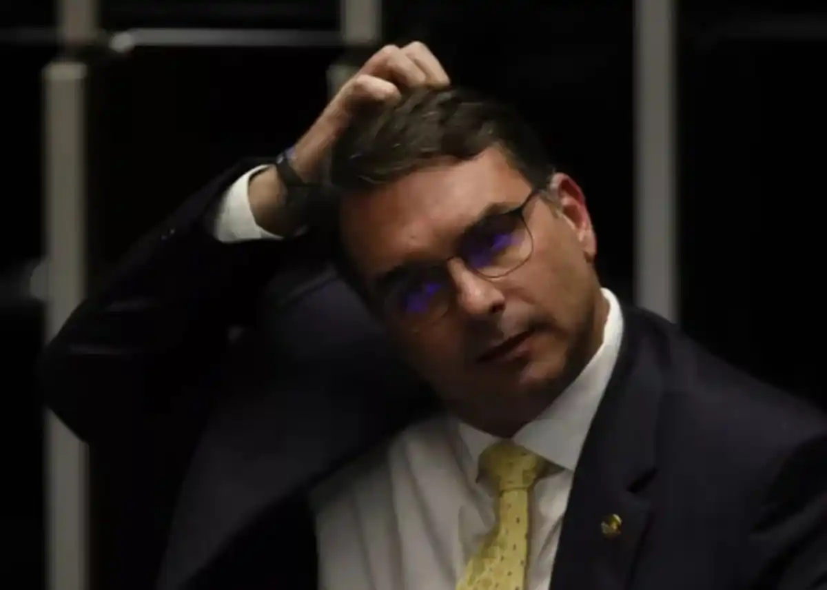 BOMBA! Dados revelam que Flávio Bolsonaro viajou no mesmo jatinho de Vorcaro usado em voos vips