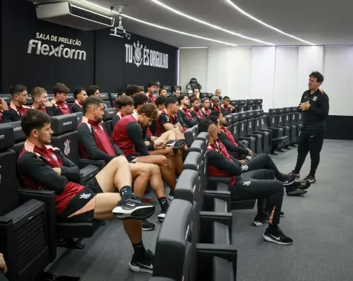 Elenco do Corinthians defende permanência de Diniz em momento crítico na tabela