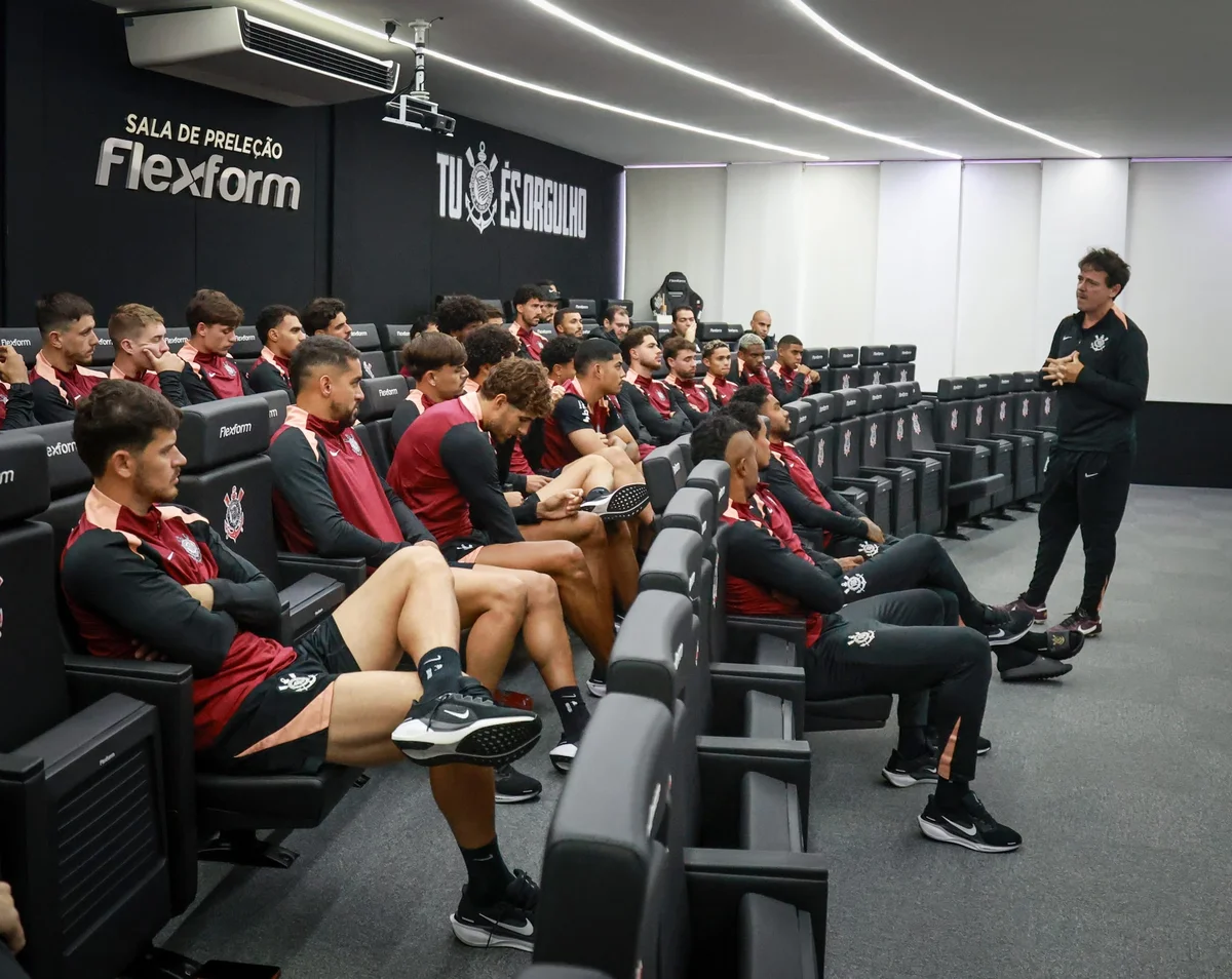 Elenco do Corinthians defende permanência de Diniz em momento crítico na tabela
