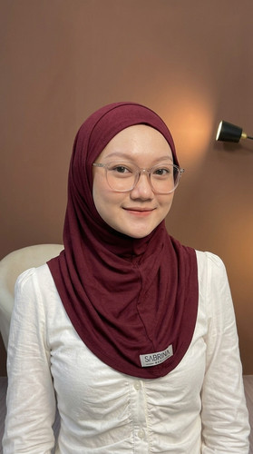 Woman replacing hijab in image 20260919165505.jpeg 20260922101522.jpg