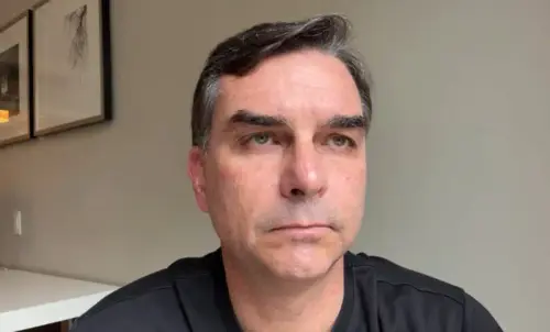Cerco se fecha no TSE! Justiça eleitoral investiga rede ilegal de "collabs" e vendas clandestinas de Flávio Bolsonaro